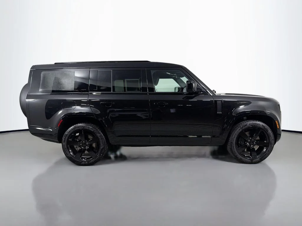 New 2026 Santorini Black Land Rover X-Dynamic SE image 4