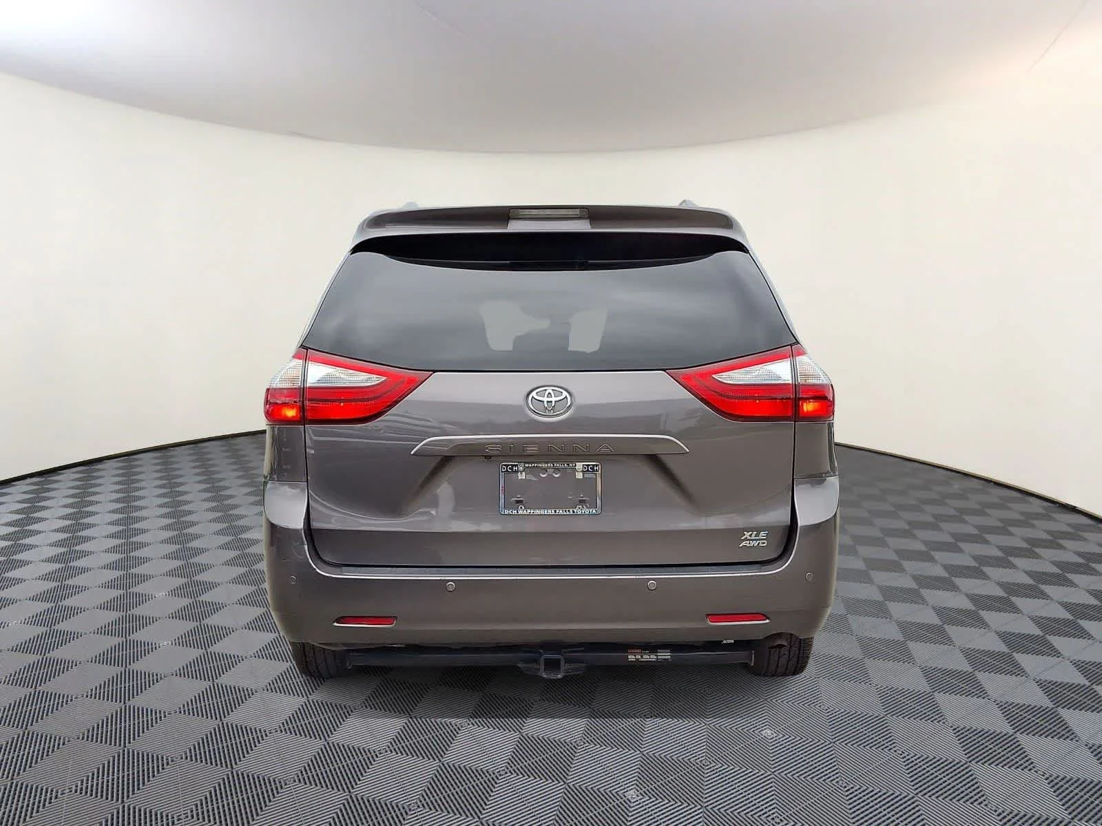 Used 2016 Predawn Gray Mica Toyota XLE Premium image 6
