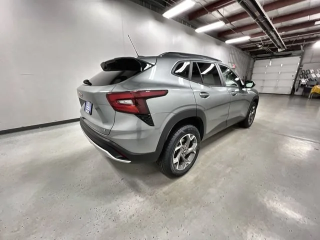2025 Chevrolet Trax LT - Photo 8