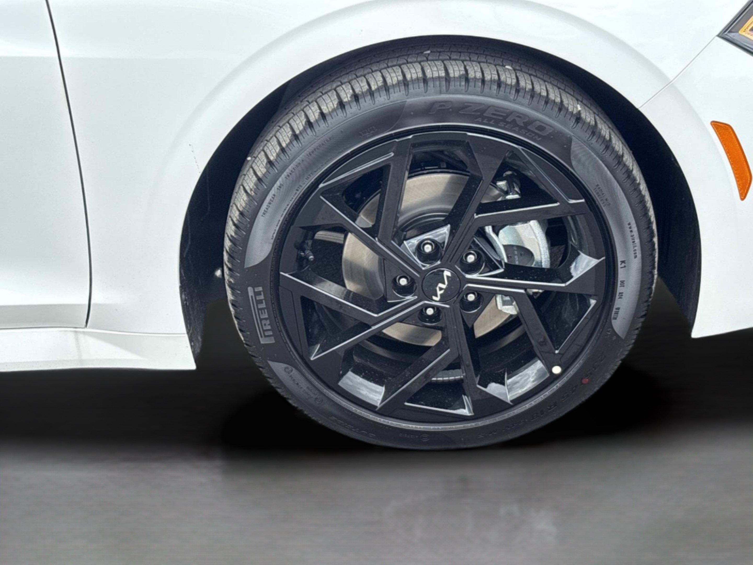 New 2027 Snow White Pearl Kia GT-Line image 30