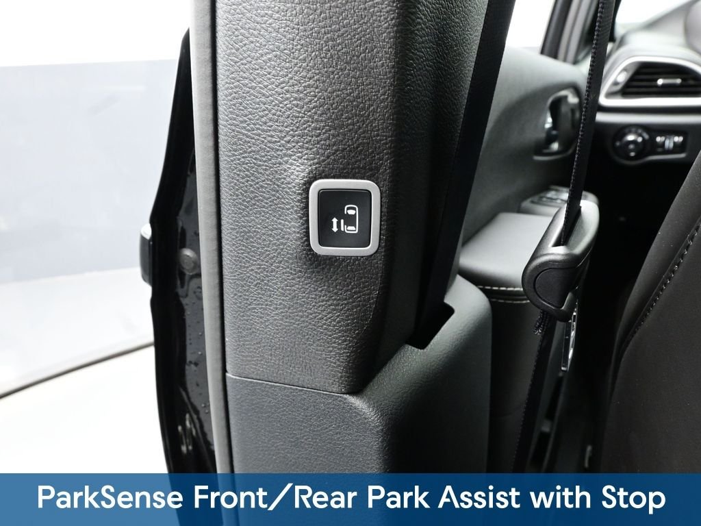2026 Chrysler Pacifica Select - Photo 18