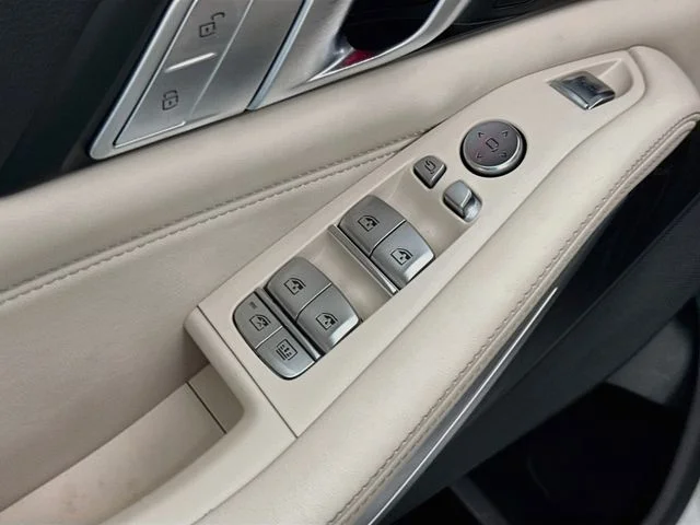 Used 2022 White BMW xDrive40i image 18