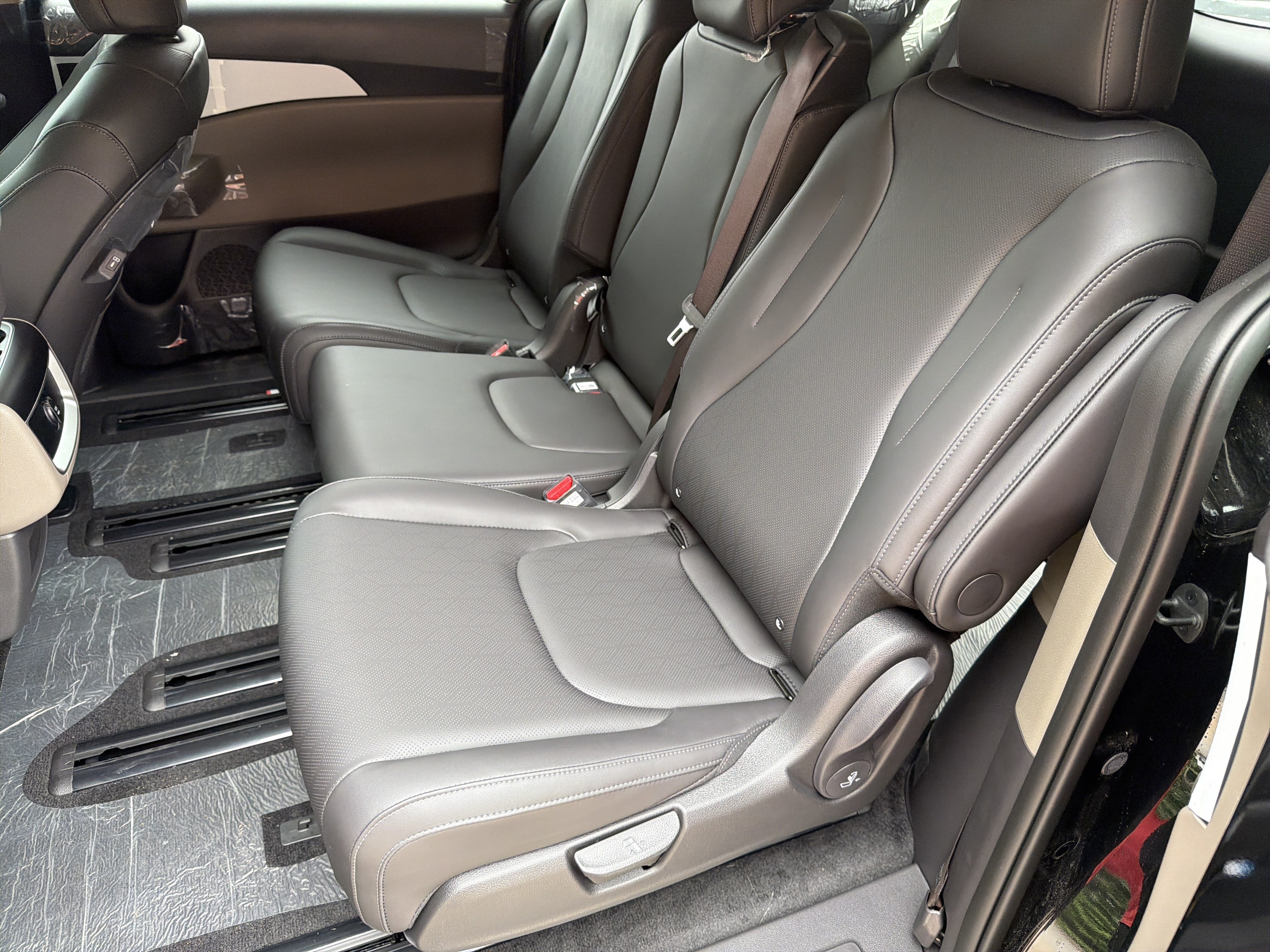 New 2026 Aurora Black Pearl Kia LXS image 18