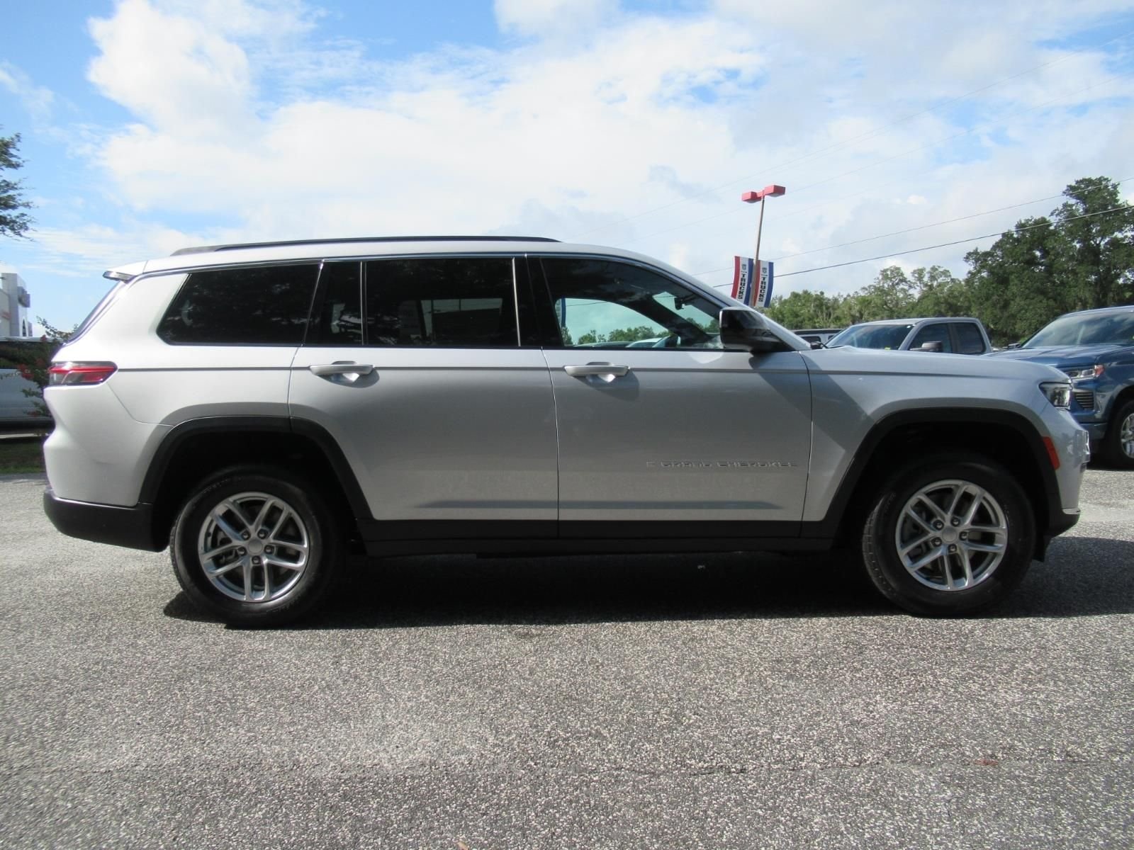 New 2026 Silver Zynith Exterior Paint Jeep Laredo X image 2