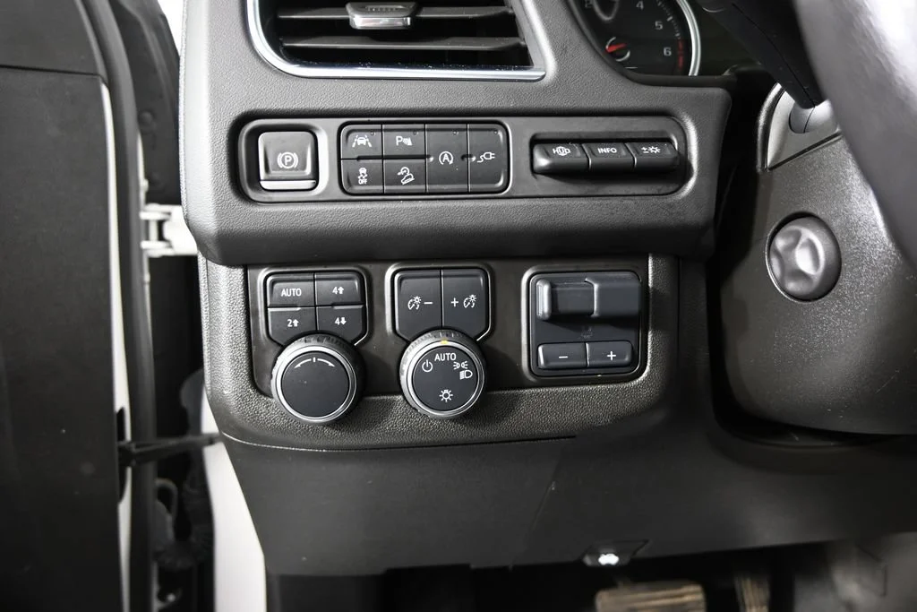 Used 2021 IRIDESCENT PEARL TRICOAT Chevrolet Premier image 25