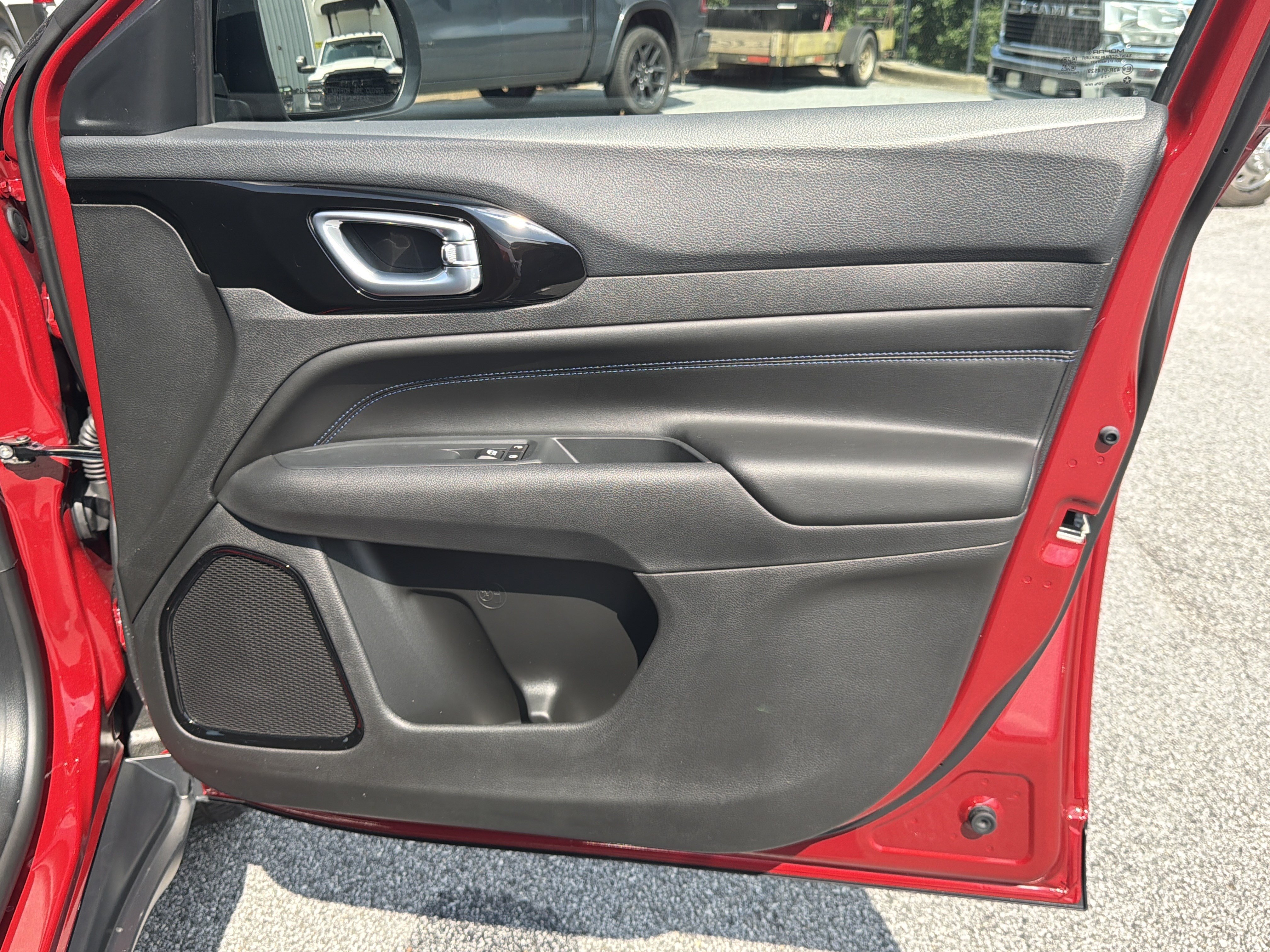 New 2026 Red Hot Pearl-Coat Exterior Paint Jeep Latitude image 18