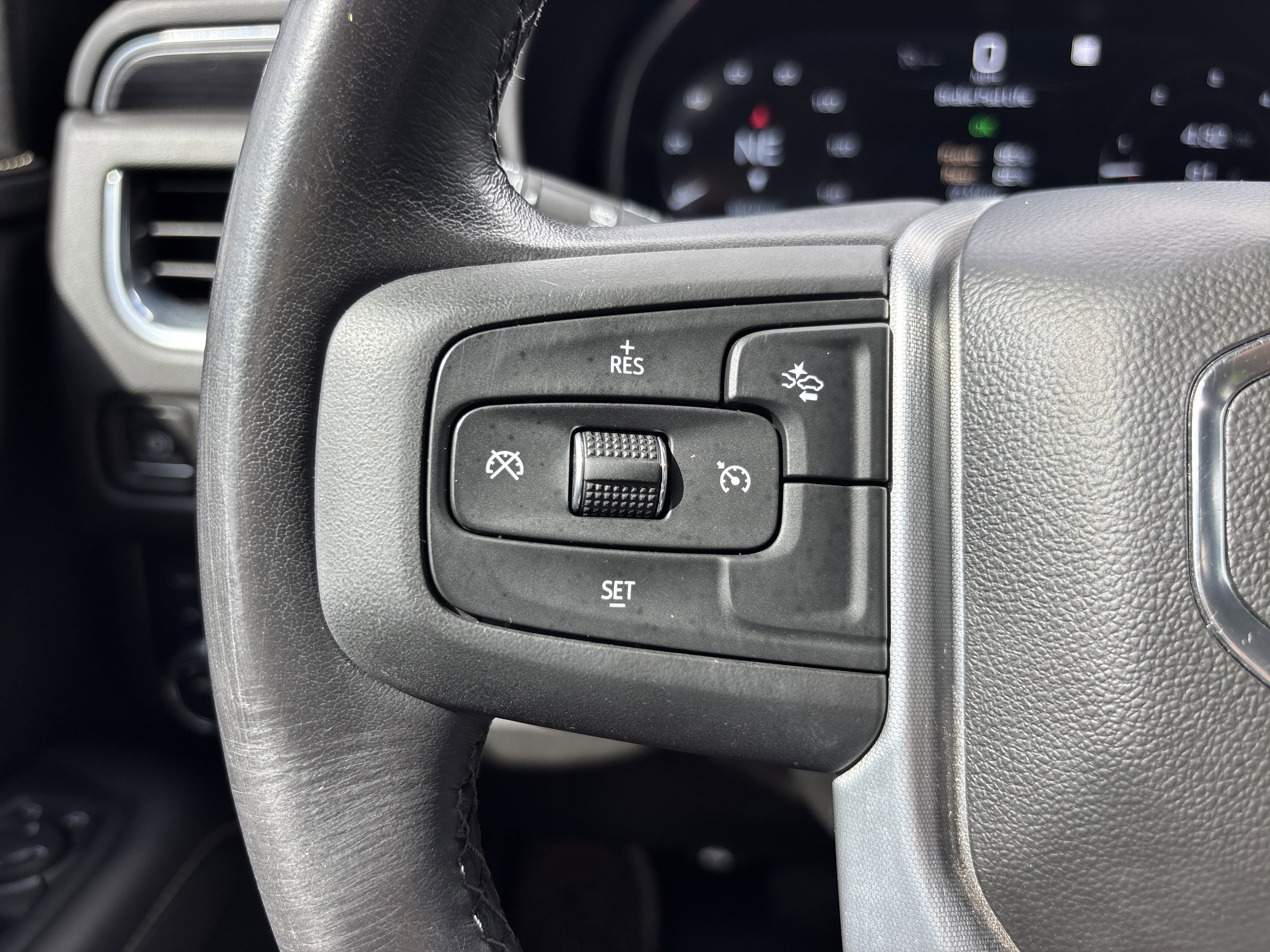 Used 2023 Sterling Metallic GMC SLT 4WD image 33