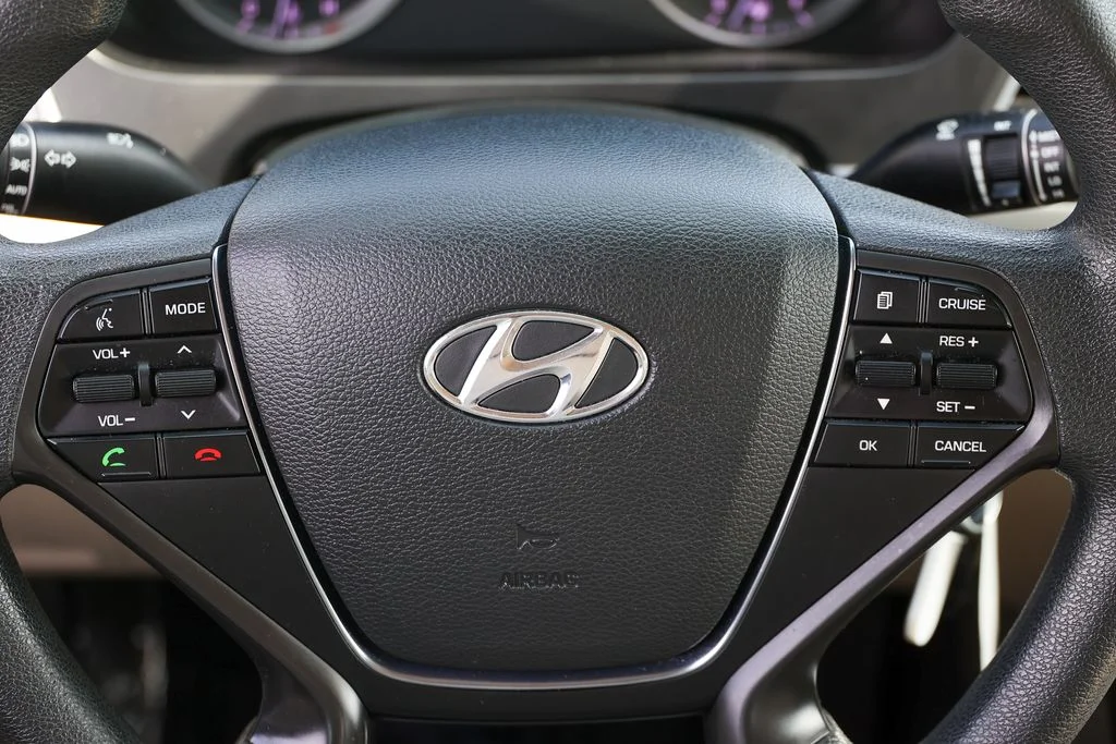 Used 2015 White Hyundai SE image 9
