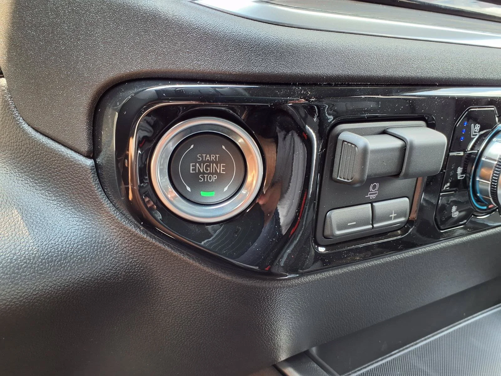 2026 GMC Sierra 1500 SLT - Photo 7