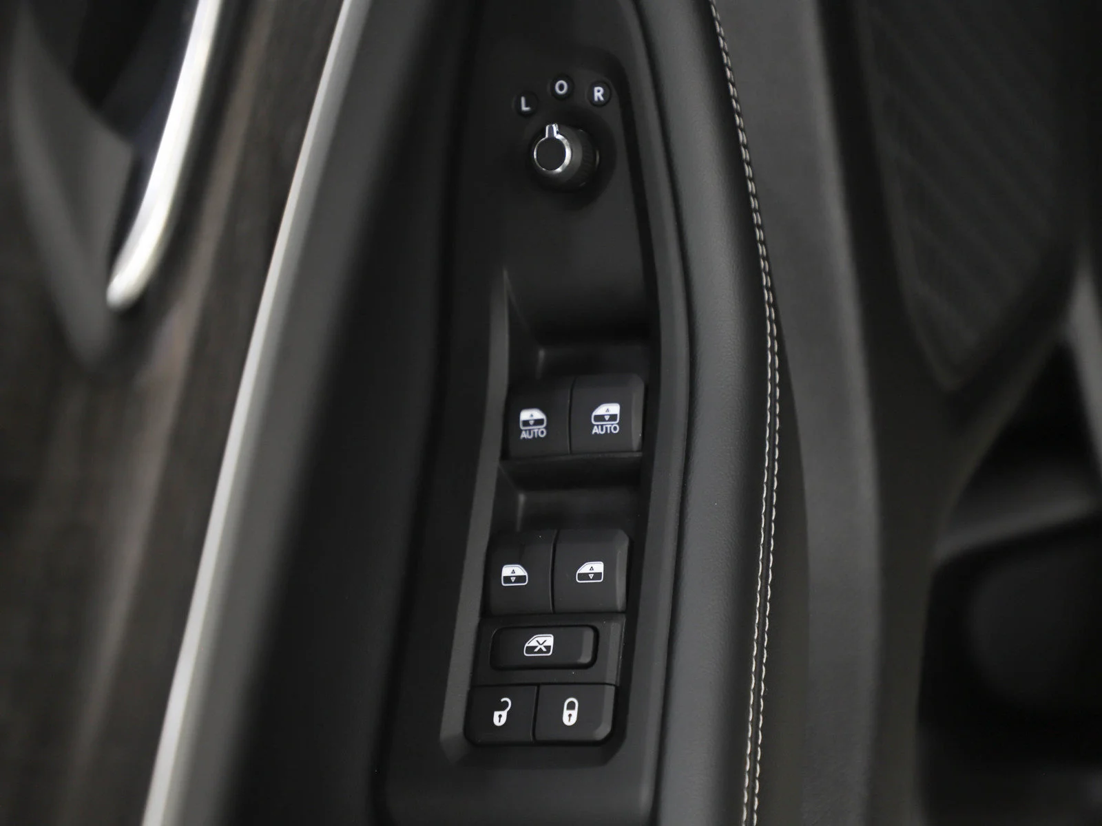 Used 2025 Diamond Black Crystal Pearlcoat Jeep Limited image 18