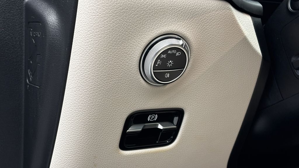 Used 2025 White Mercedes-Benz GLC 300 image 20
