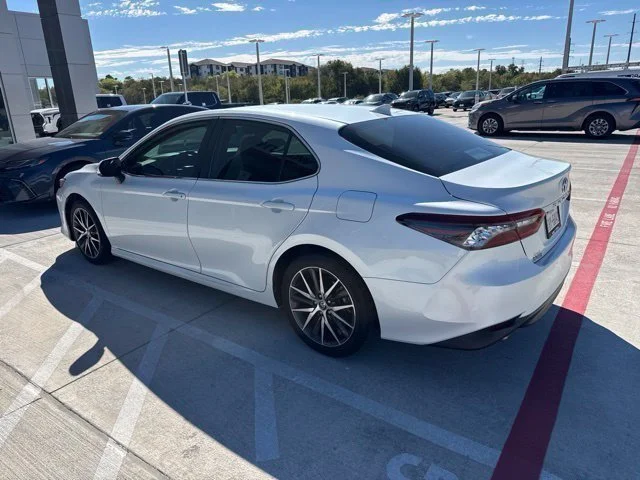 Used 2022 Beige Toyota XLE image 5