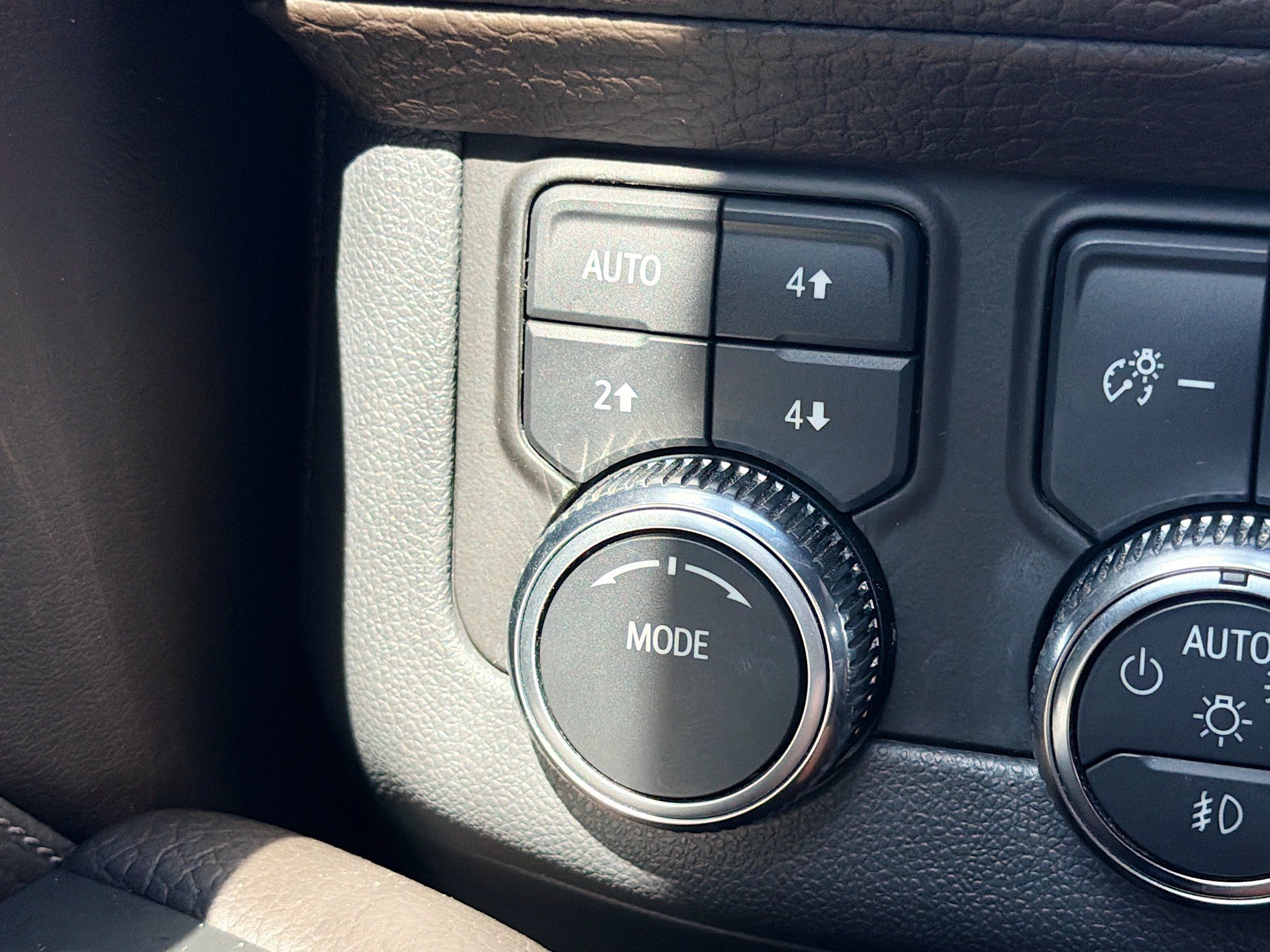 Used 2022 White Frost Tricoat GMC Denali image 32