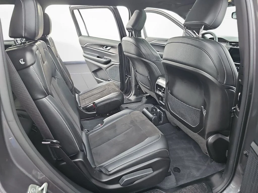 Used 2023 Gray Jeep Altitude image 11
