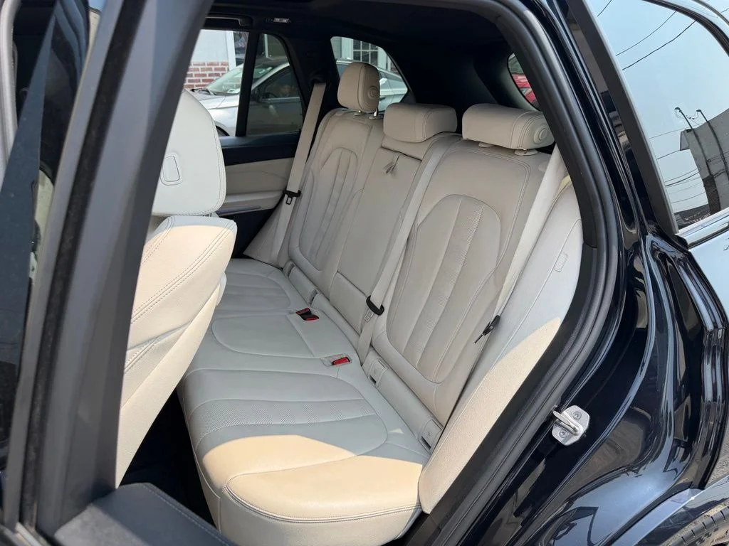 Used 2021 Black BMW xDrive40i image 16