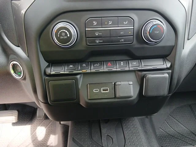 Used 2025 White Chevrolet Custom image 40