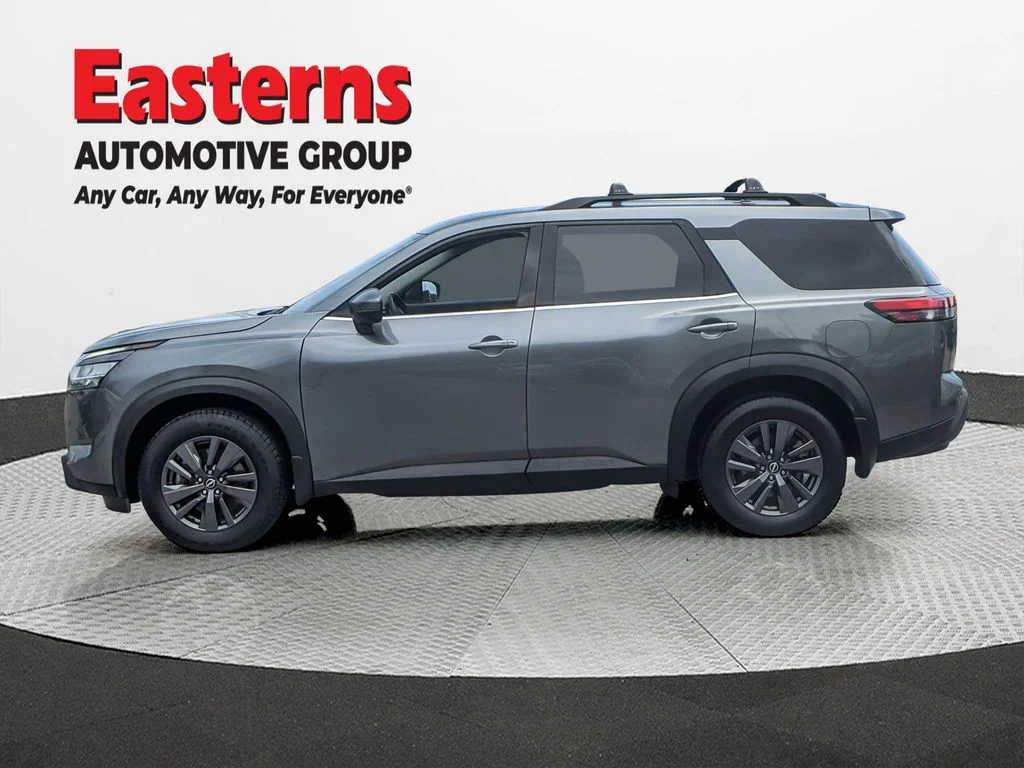 Used 2022 Gray Nissan SV image 3