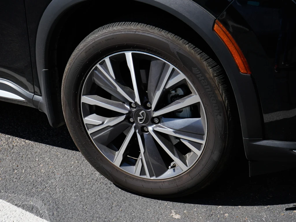 Certified Used 2026 Mineral Black INFINITI LUXE image 5
