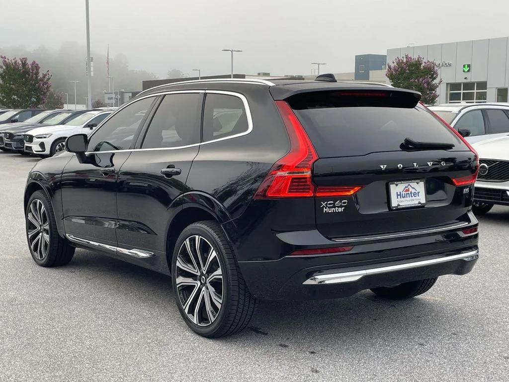 Used 2023 Onyx Black Metallic Volvo Ultimate Bright Theme image 26