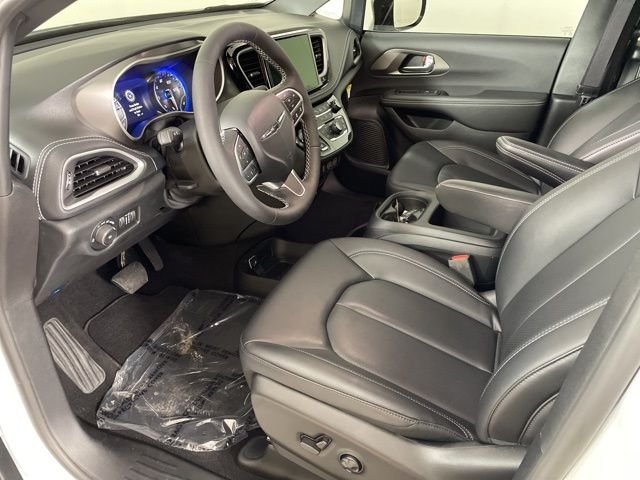 New 2025 Bright White Clear-Coat Exterior Paint Chrysler Select image 17