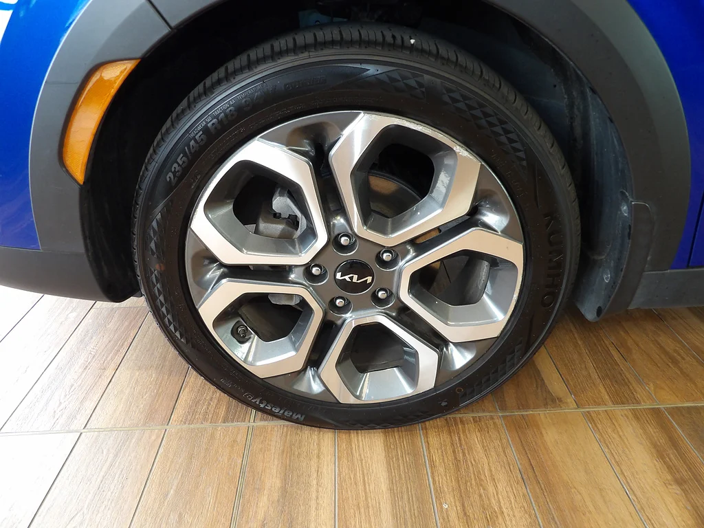 Used 2022 Neptune Blue/Cherry Black Kia X-Line image 10