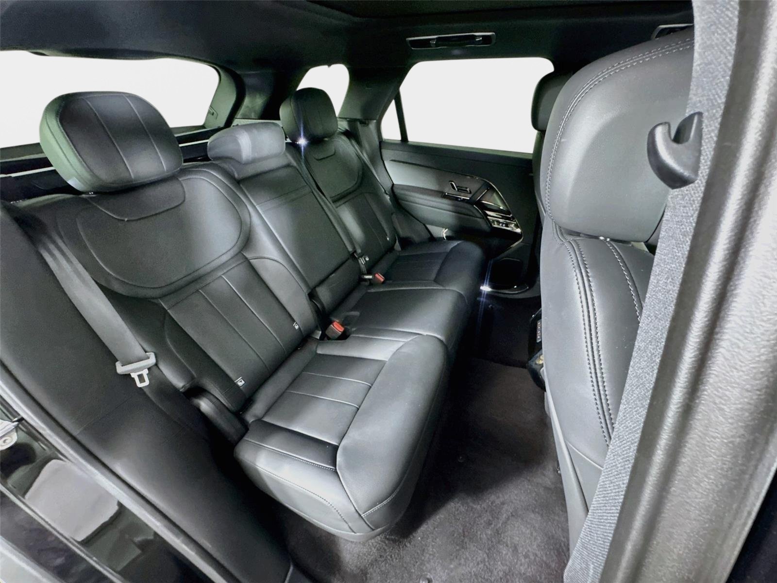 Used 2025 Santorini Black Metallic Land Rover SE image 29