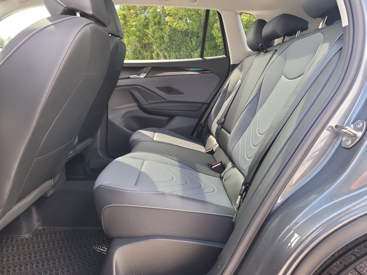 New 2026 Platinum Gray Metallic Volkswagen SE image 10