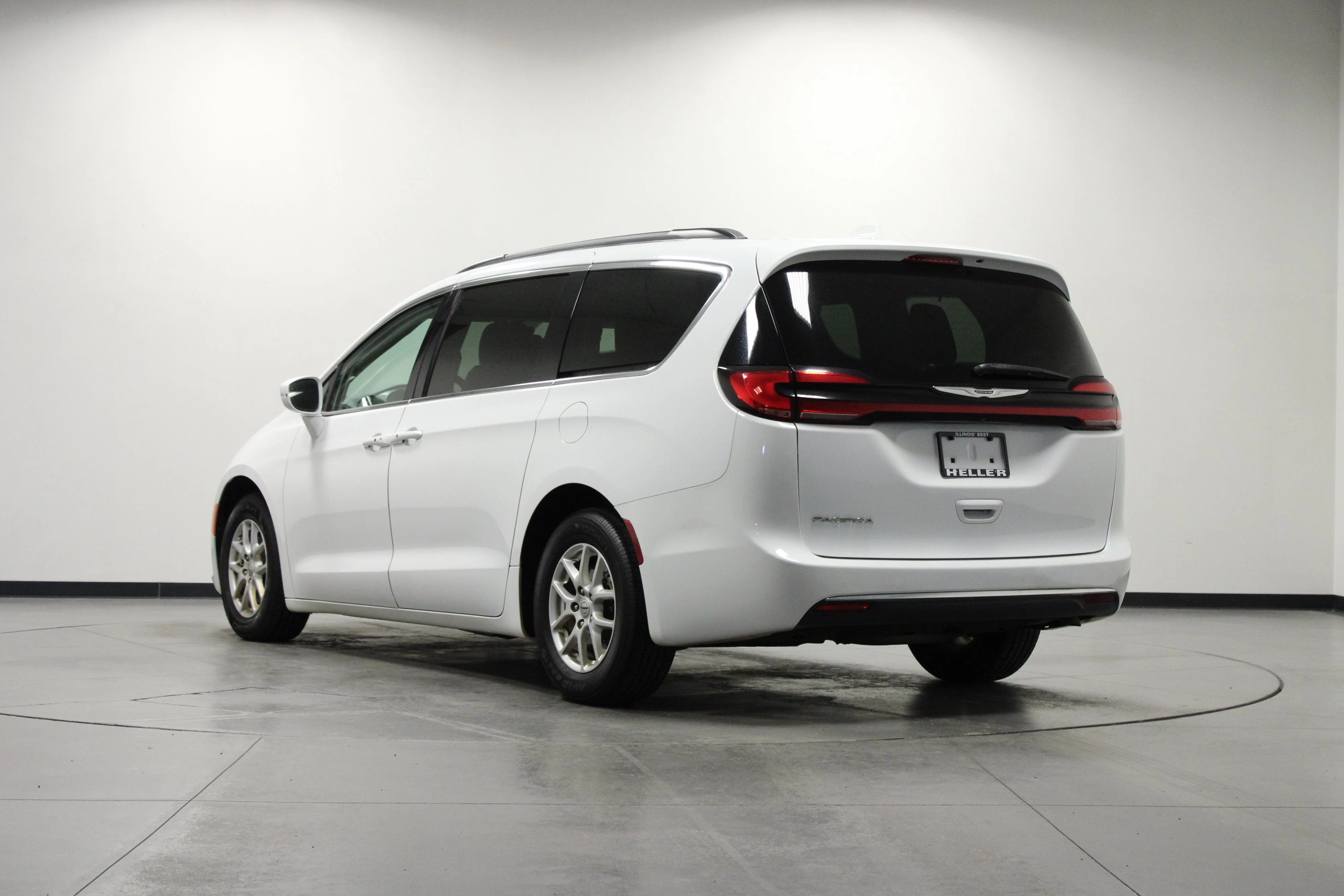 Used 2022 Bright White Clearcoat Chrysler Touring L image 6