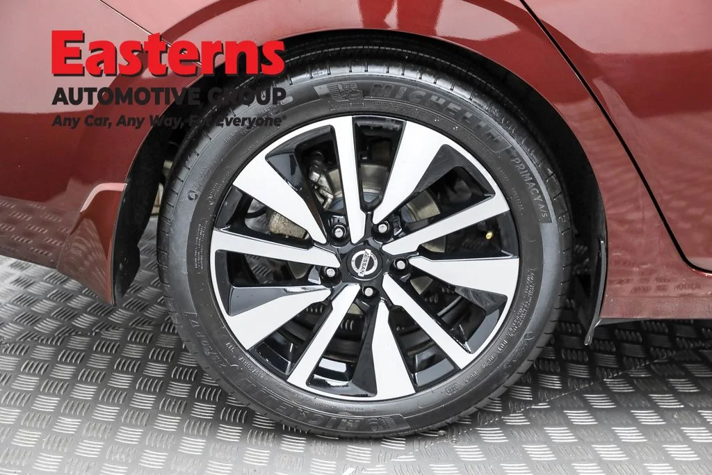 Used 2022 Red Nissan SV image 29