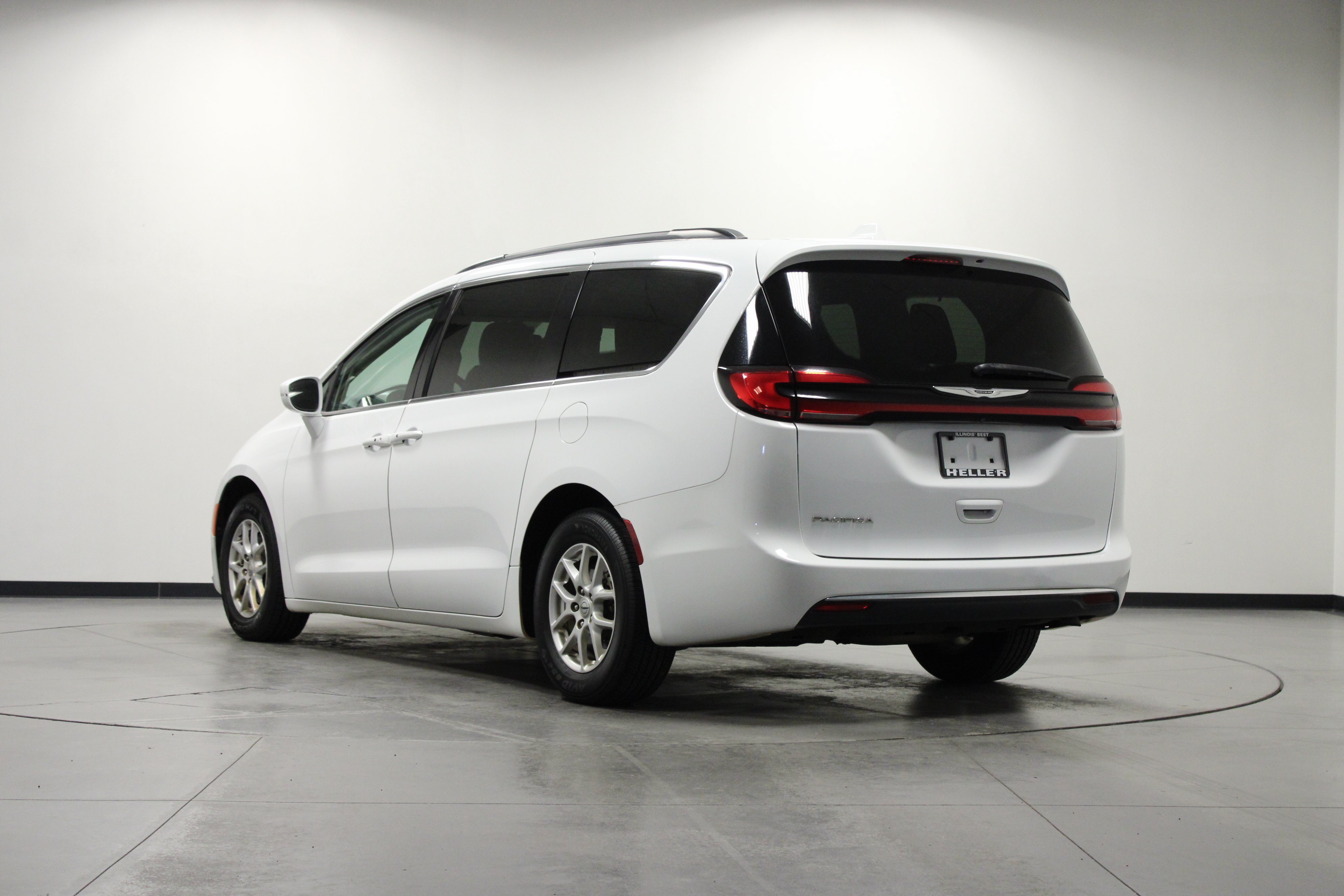 Used 2022 Bright White Clearcoat Chrysler Touring L image 6