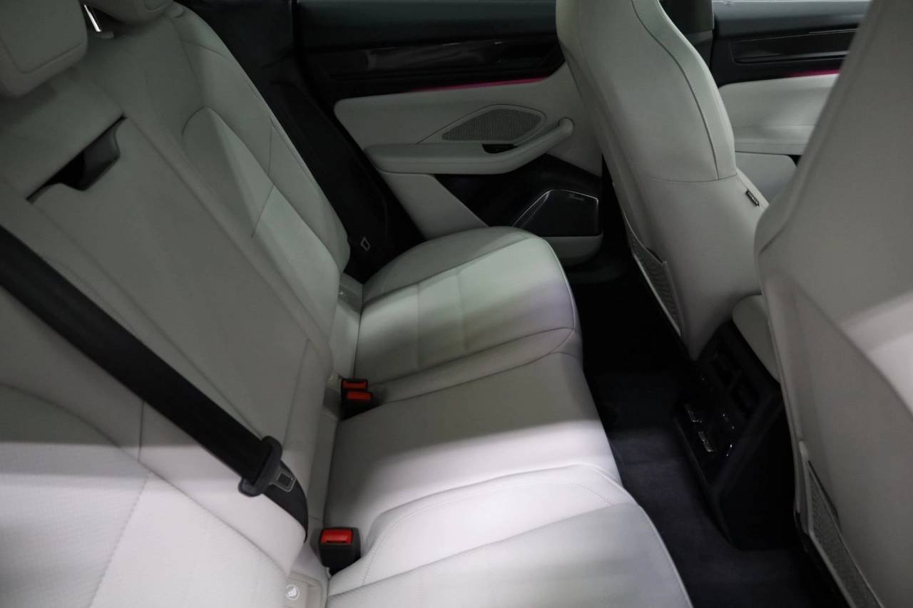 2025 Porsche Macan Turbo Electric - Photo 35