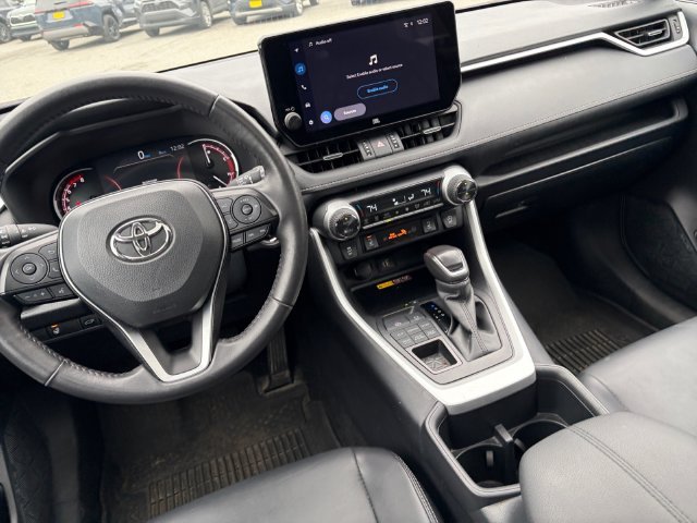 Used 2025  Toyota XLE Premium image 18