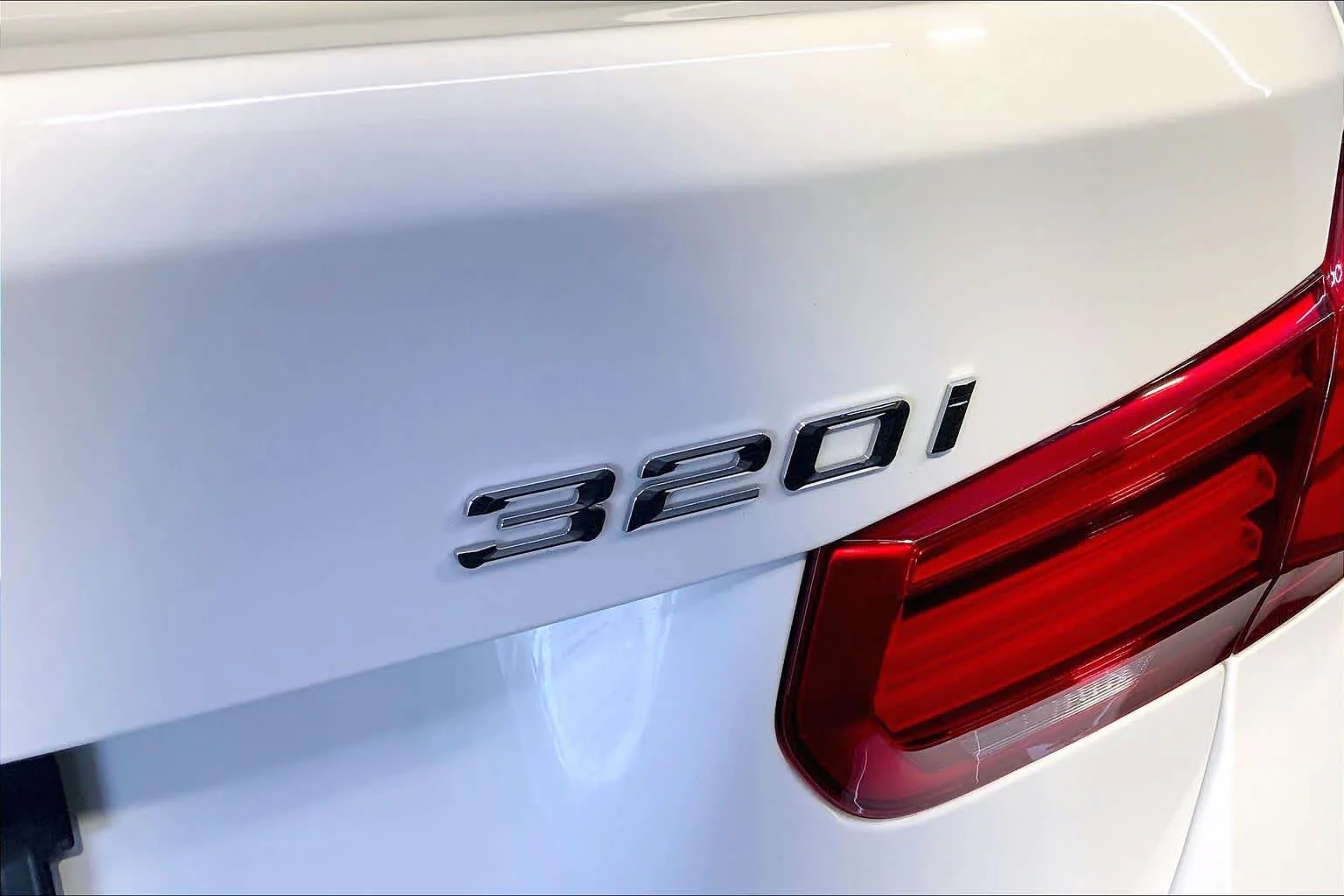 Used 2018 Alpine White BMW 320i xDrive image 10