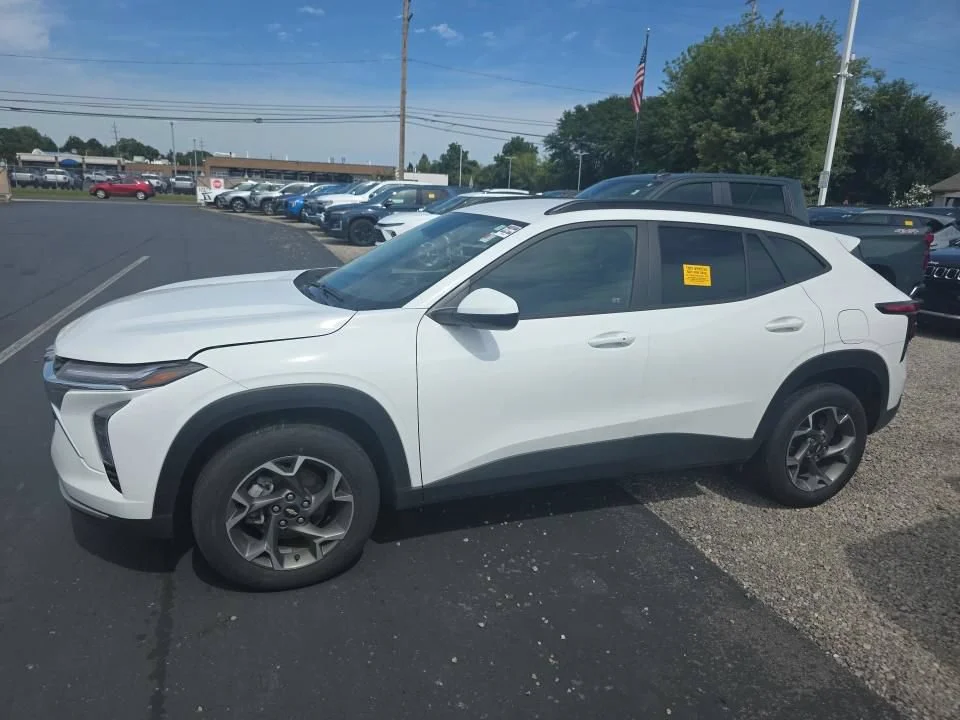 Used 2025 White Chevrolet LT image 7