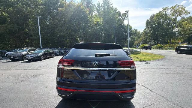 Used 2023 Black Volkswagen 2.0T SE w/Technology image 6