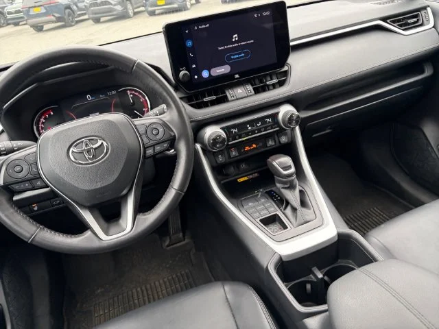 Used 2025  Toyota XLE Premium image 18