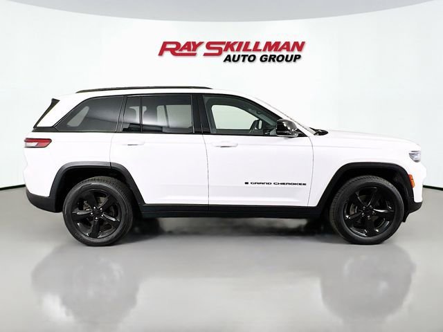 Used 2024 White Jeep Altitude image 8