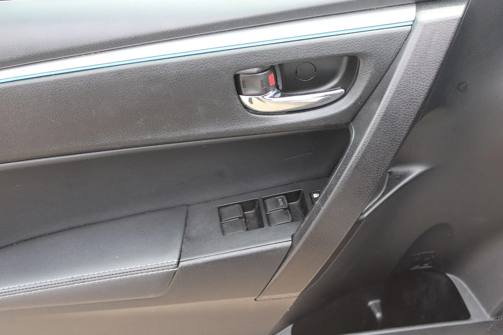 Used 2015 Silver Toyota S Plus image 17