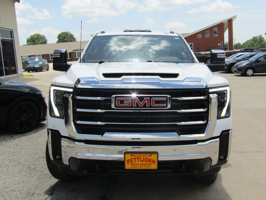 Used 2025 White GMC SLT image 13