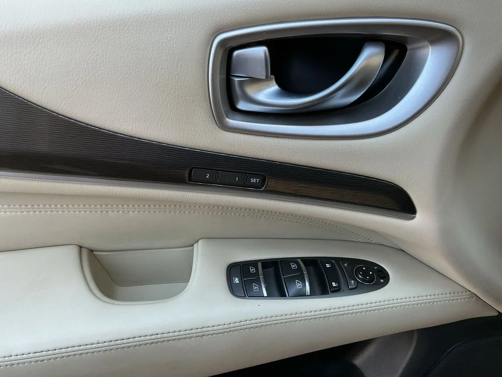 Used 2016 Black INFINITI Base image 10