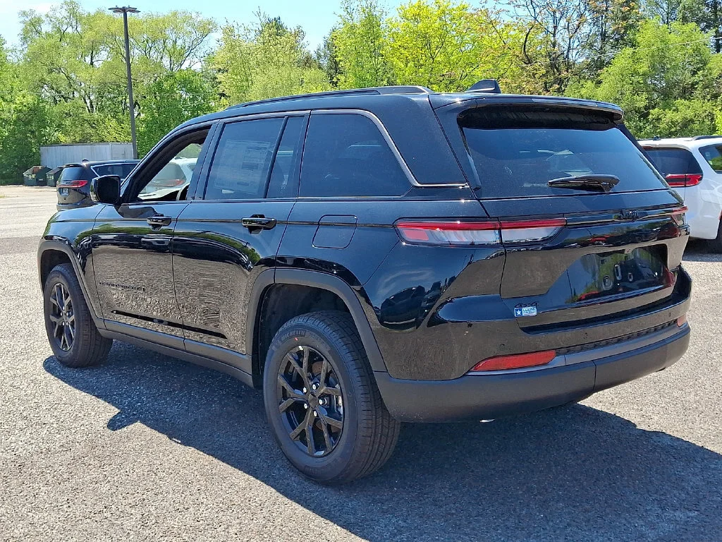 New 2026 Diamond Black Crystal Pearl-Coat Exterior Paint Jeep Laredo Altitude image 6