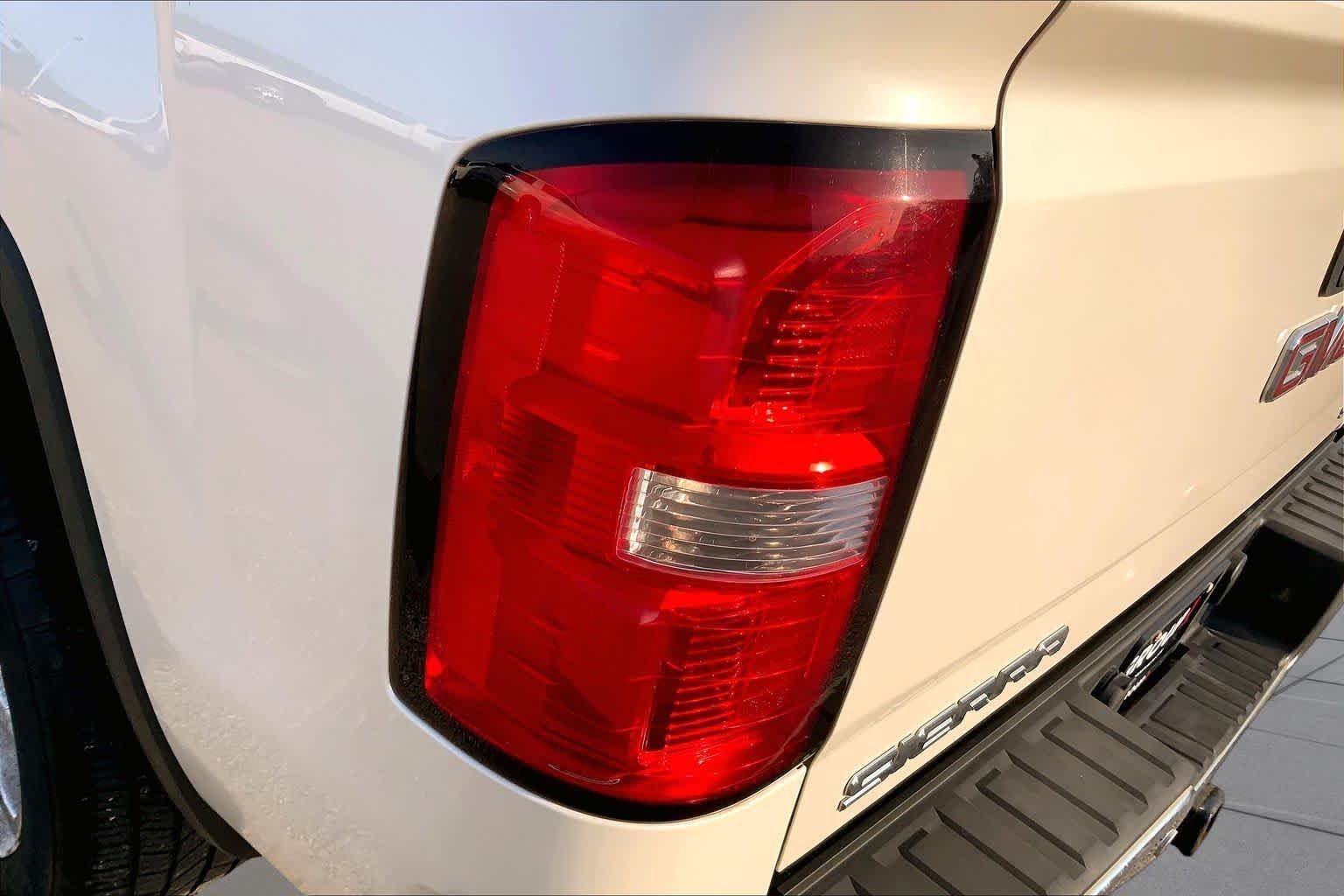 Used 2015 White Diamond Tricoat GMC SLT image 27