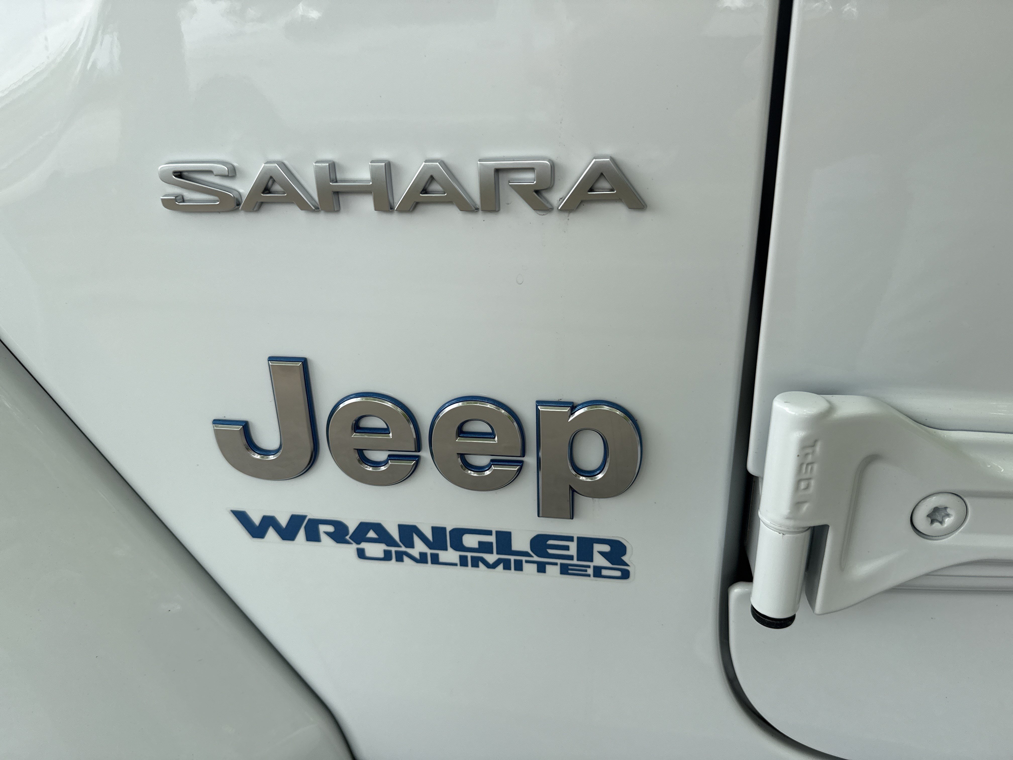 Used 2022 Bright White Clearcoat Jeep Unlimited Sahara image 11