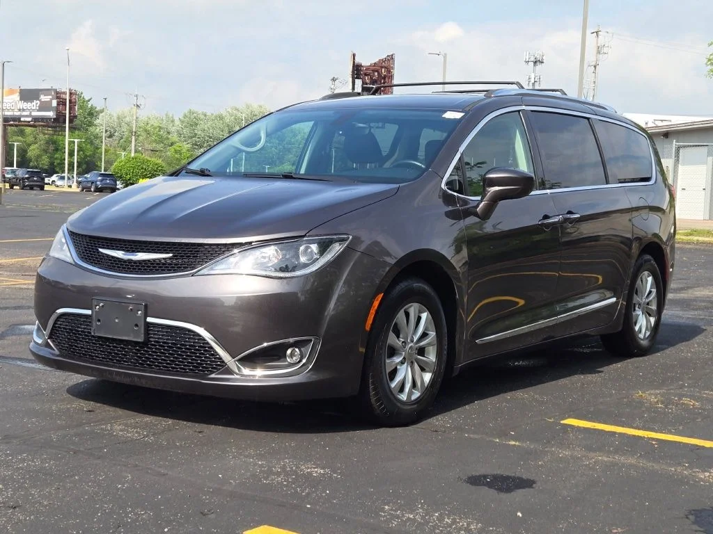 Used 2018 Gray Chrysler Touring L Plus image 5