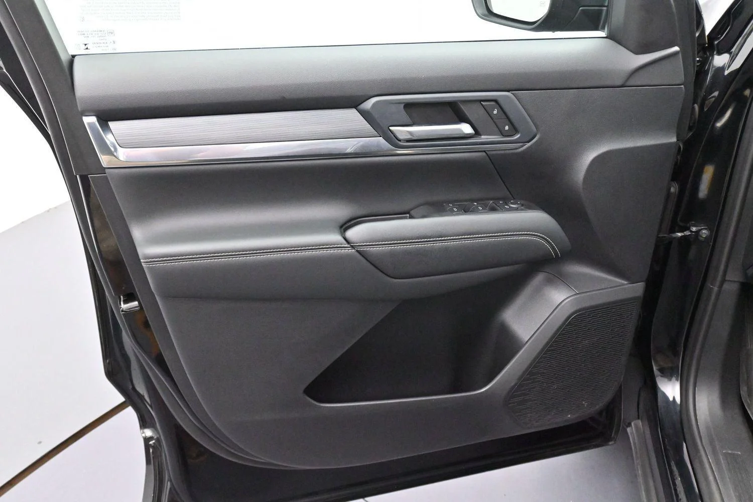 Used 2025 Ebony Twilight Metallic GMC Elevation image 10
