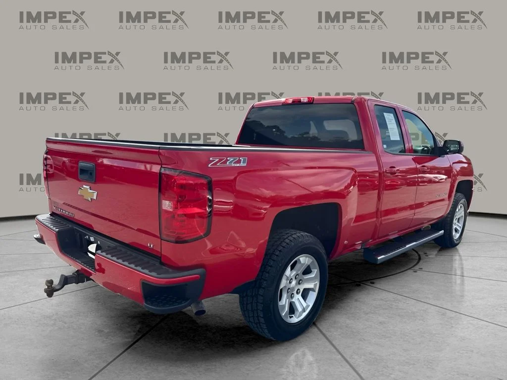 Used 2017  Chevrolet LT image 3