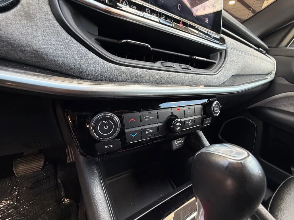 Used 2024 White Jeep Latitude image 23