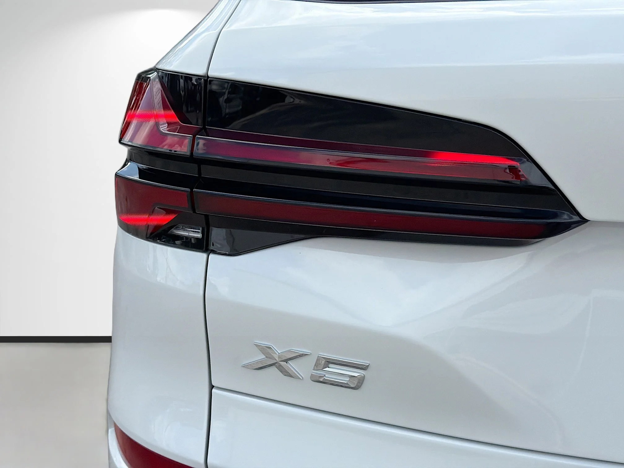 New 2026 Mineral White Metallic BMW xDrive40i image 10