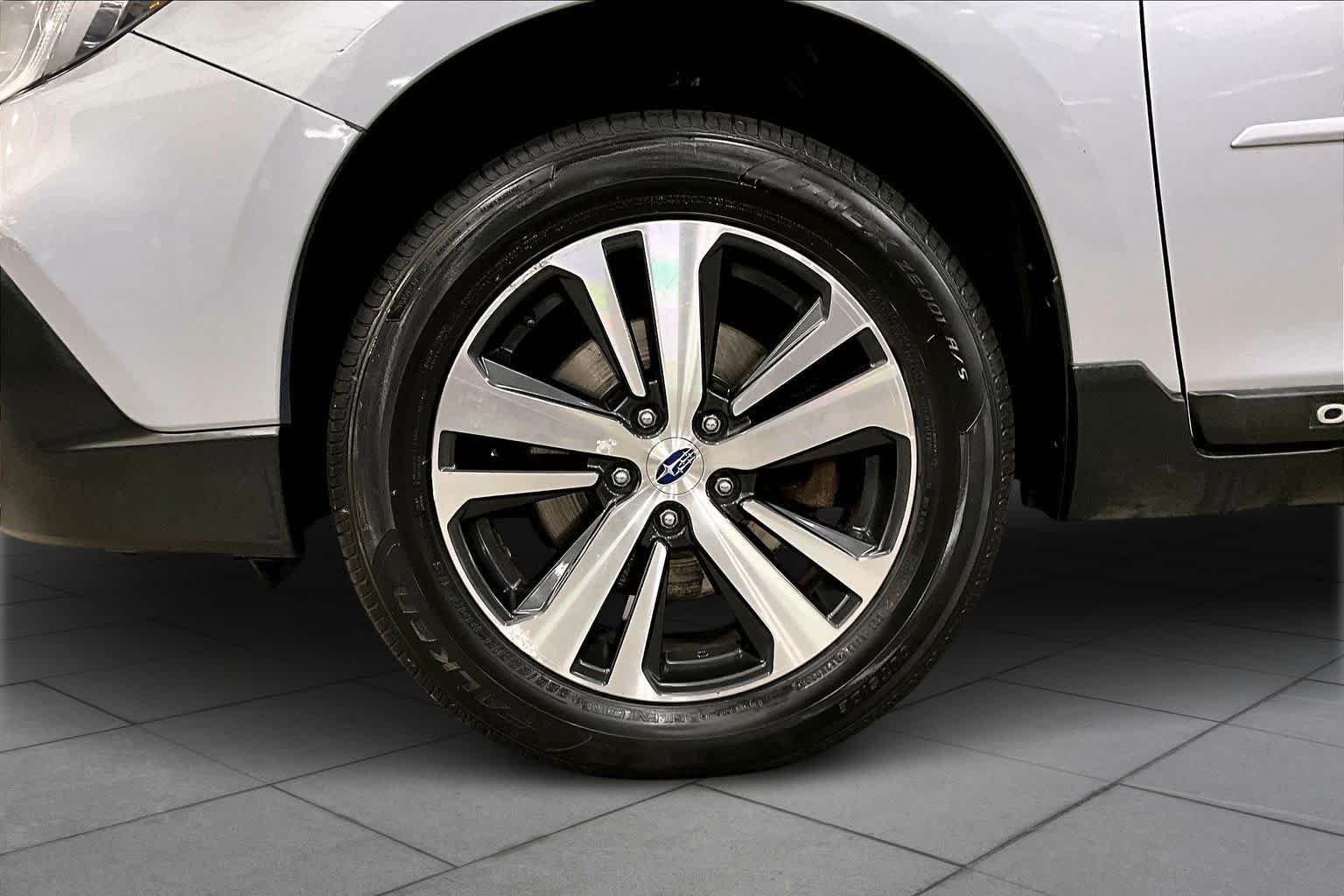 Used 2019 Ice Silver Metallic Subaru Limited image 11
