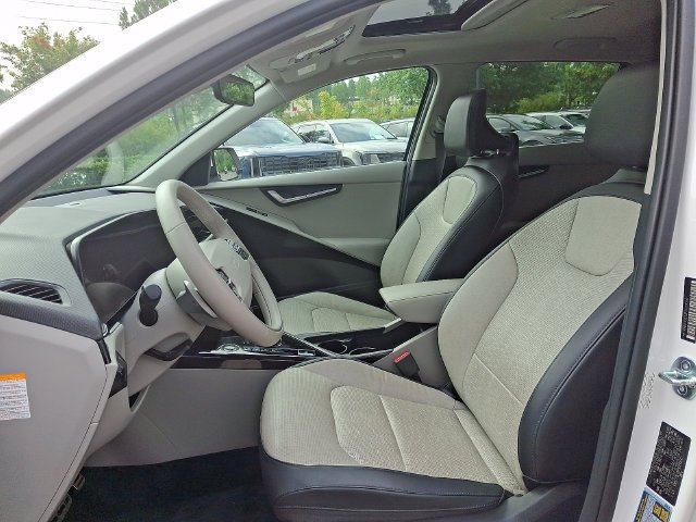 Used 2023 White Kia Wave image 15